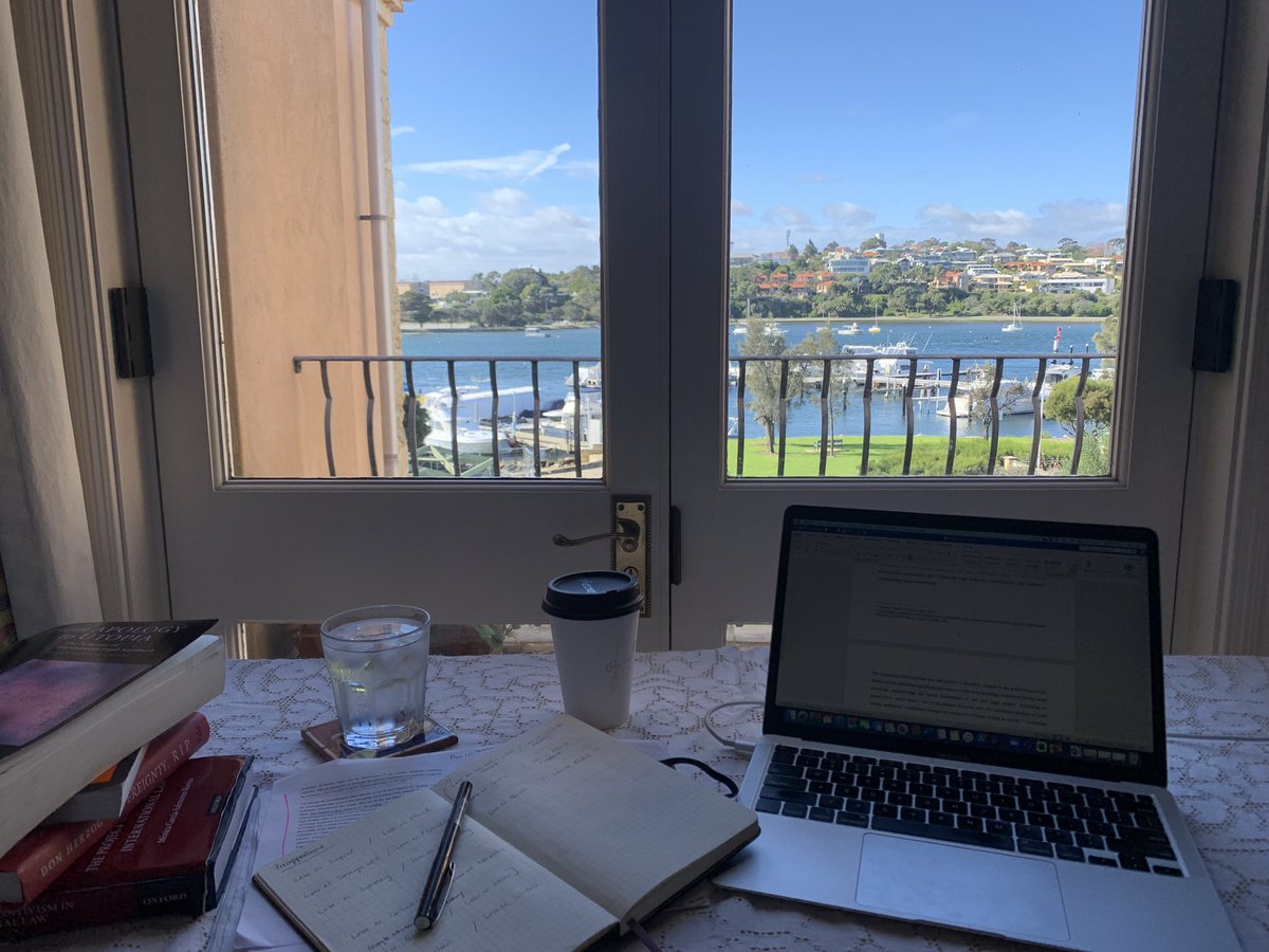 DCHovell's tweet photo. ‘It had a good-sized desk that faced away from the window - I believed most writers agreed that it was better not to have anything to look at.’ Ag darnit, really, Rachel Cusk? #borroweddesk #facingthewrongway https://t.co/7cJZ9ujG1Z