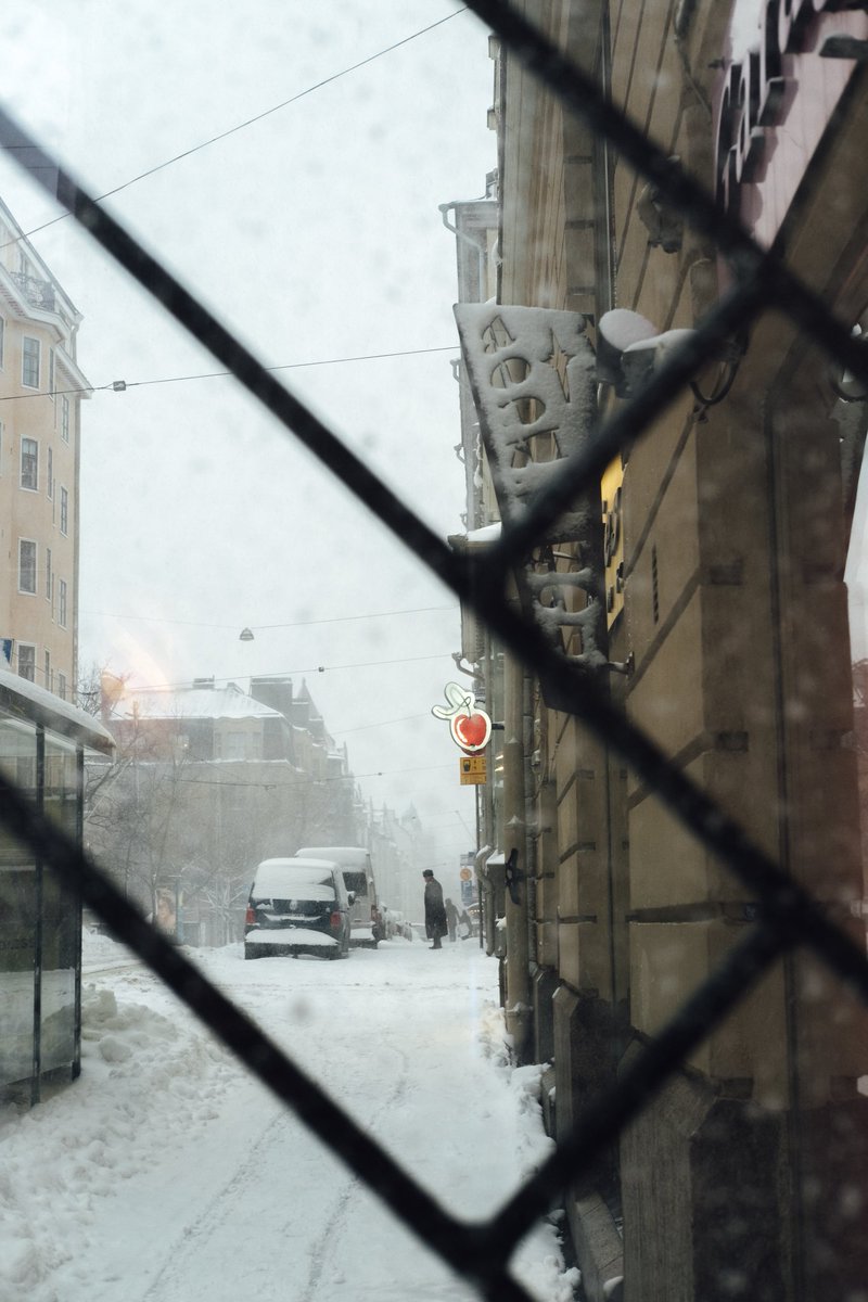 Frames in snow - Helsinki, 2021

#streetphotography #streetphoto #helsinki #finland #photography @valokuvamuseo @thisisFINLAND @OurFinland https://t.co/YNdd7oKJZh