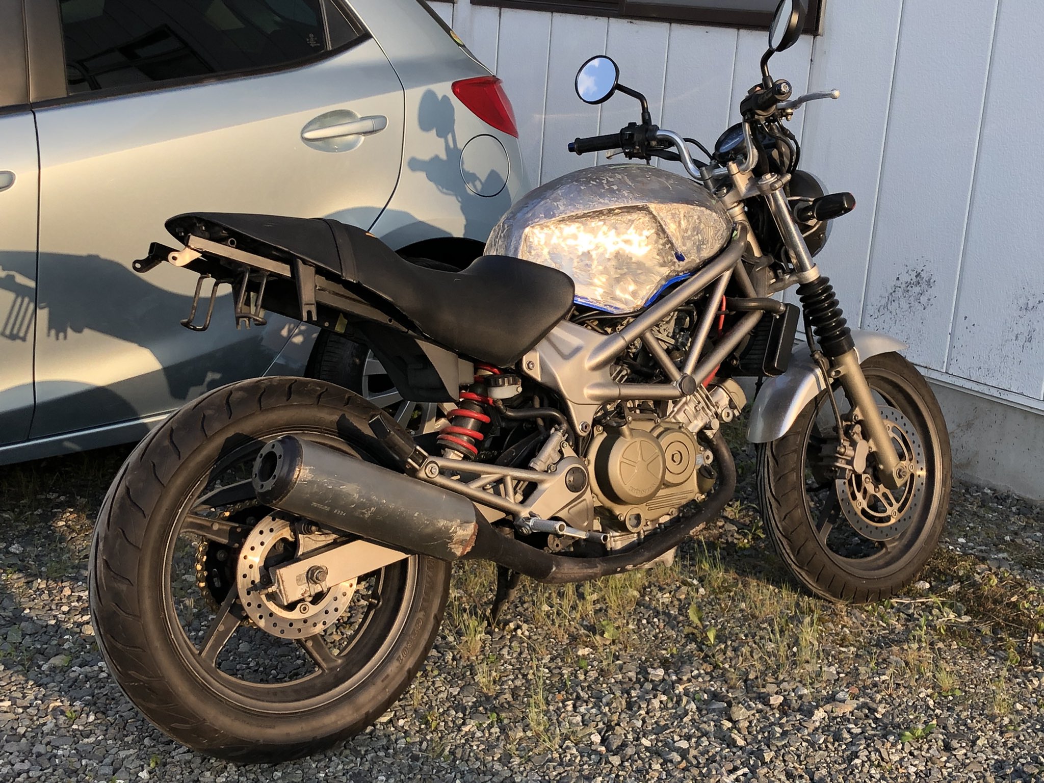 げすい Xsr900 Vtr250ネオレトロ計画 ゆっくりながら進んでいます タンクの大まかなデザイン決定 塗装剥がしたらアルミタンクぽくてかっこいい Vtr Vtr250 Youtube Honda バイク バイク好きな人と繋がりたい バイクが好きだ バイクカスタム