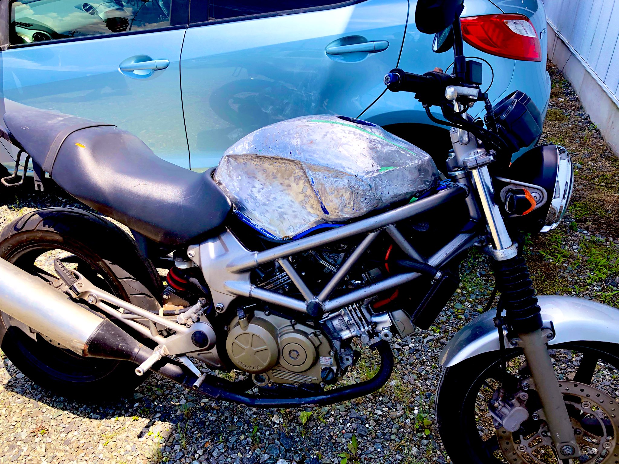 げすい Xsr900 Vtr250ネオレトロ計画 ゆっくりながら進んでいます タンクの大まかなデザイン決定 塗装剥がしたらアルミタンクぽくてかっこいい Vtr Vtr250 Youtube Honda バイク バイク好きな人と繋がりたい バイクが好きだ バイクカスタム