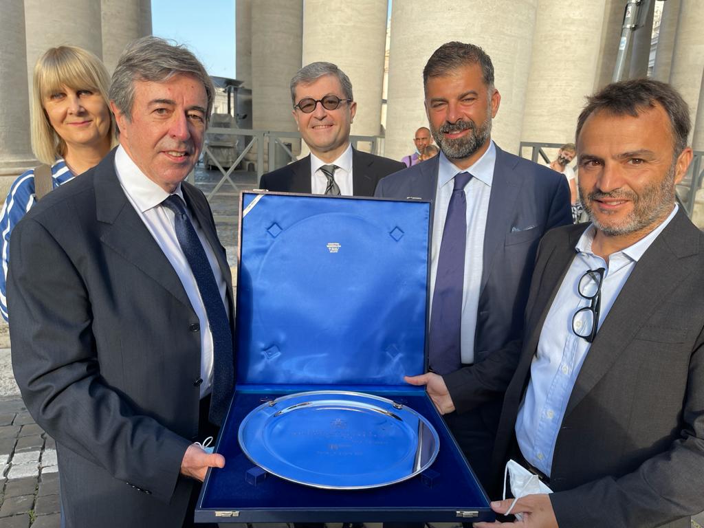 #Vaticano, delegazione di UNA in udienza dal Papa. Emanuele Nenna: Momento importante per tutto il mondo della comunicazione unacom.it/vaticano-deleg…