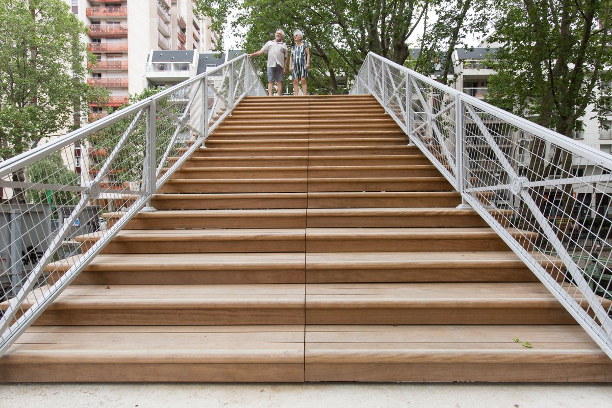 Prendre soin du 10e, c'est aussi prendre soin de son patrimoine: la passerelle des Douanes, sur le canal Saint Martin est de nouveau accessible au public après une rénovation d'ampleur, et elle a retrouvé sa couleur originelle, le gris clair, comme au XIXe siècle !