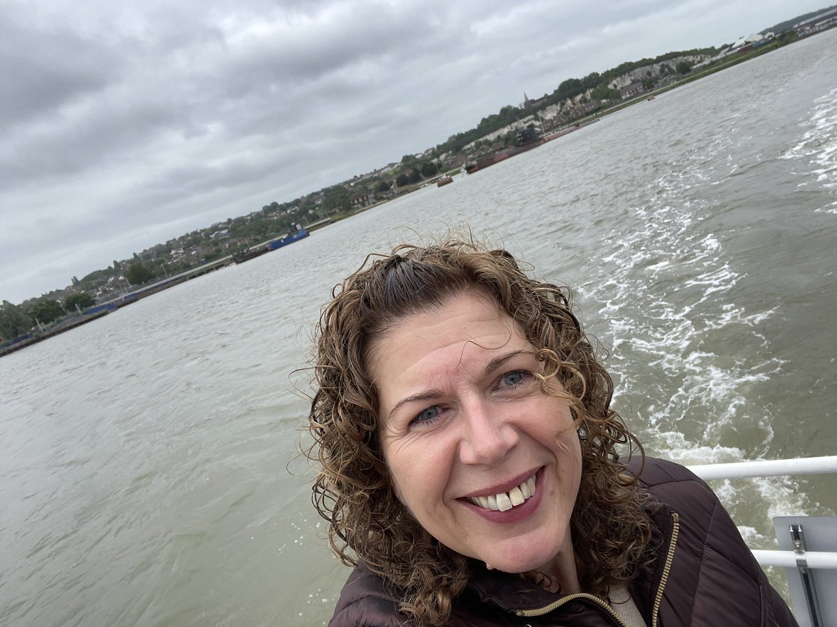 GrowingDirect's tweet image. The #Medway looking a little choppy - but not cold on the @medway2025 branded #JetStream boat - just passed the submarine @SubVelo