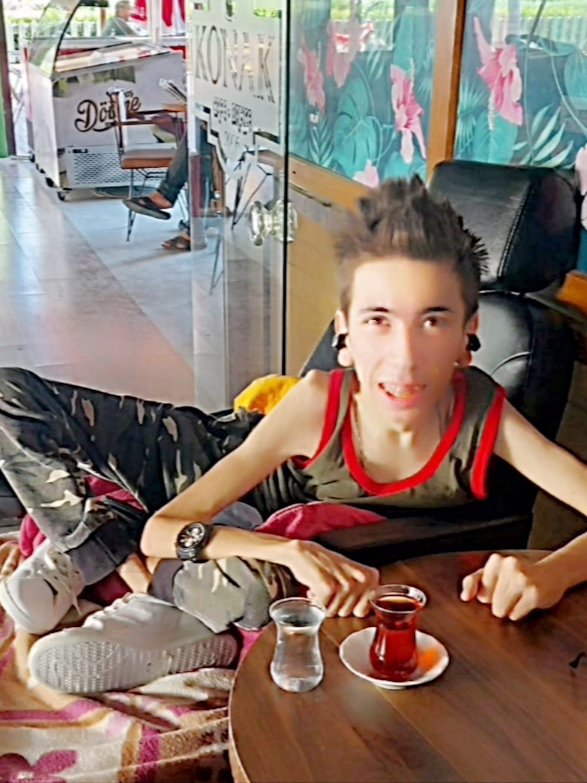 fitnatmurat's tweet photo. Nasıl bi his biliyonuz evde yasamak zor ama Allah büyük koca dünyaya sıgmıyan insan bi mezara sıgacaz bu yaşa kadar ögrendıgım Hayat hesapla değil nasiple yaşanır ben hiç salıklı olmadım kıymet bilin istedim dogdum dogalı hayat mücadelesi verıyom annemle ben bide gülüşüm 🙃 https://t.co/QOqBEuTPEz