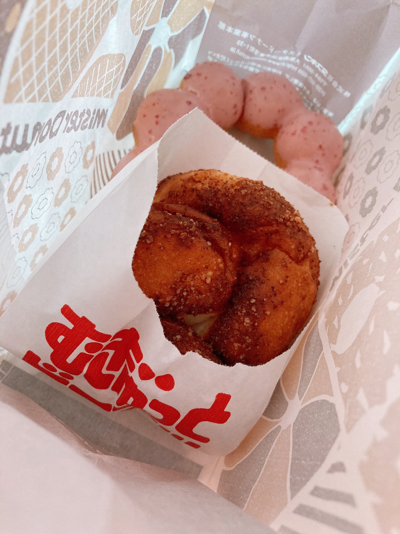 中島 悠 おやつに食べたミスド 安定のポンデストローベリーと新作の むぎゅっと でした 幸せだ ミスドのポンデダブルショコラが大好きなんだけど なかなか出会えない あとミスドの汁そば大好きなんだけど 同士多いと思ってる 096k熊本