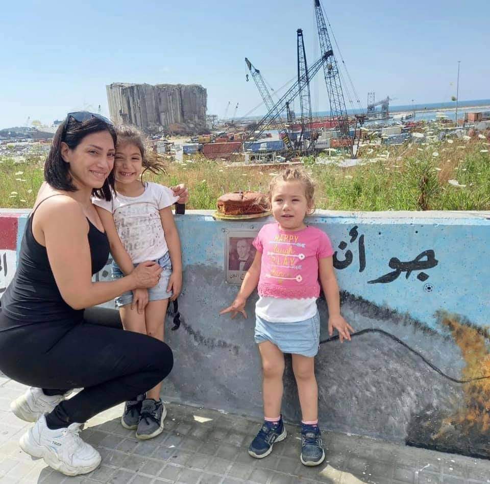 Elizekhoury's tweet image. طفلتا #جو_أندون حملتا قالب حلوى إلى مرفأ بيروت للإحتفال بعيد الأب.. "حملوا قالب الغاتو ونزلوا لعندو غنّولوا"💔
#زعران_وحاكمين