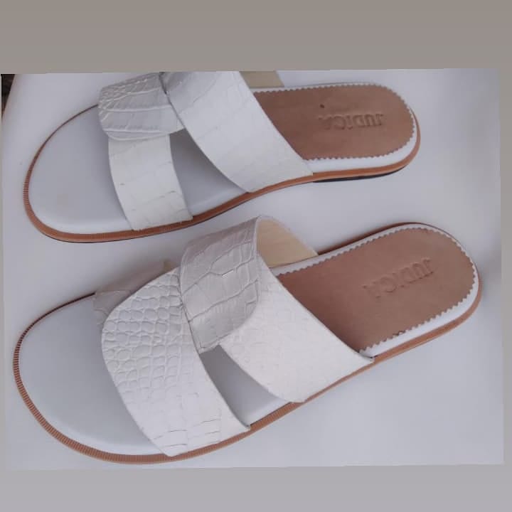 JudicaStore's tweet photo. Hello lovers of white. Happy new week. We have specially organized our white-themed wears for your pleasure.

☎07047448051

#judicastore #whitefootwears #whiteshoes #newweek #newday #monday #judicastore #judicawears #abujabusiness #abujashoestore #abujavendora #abujadesigner https://t.co/u5SCHIFyYx