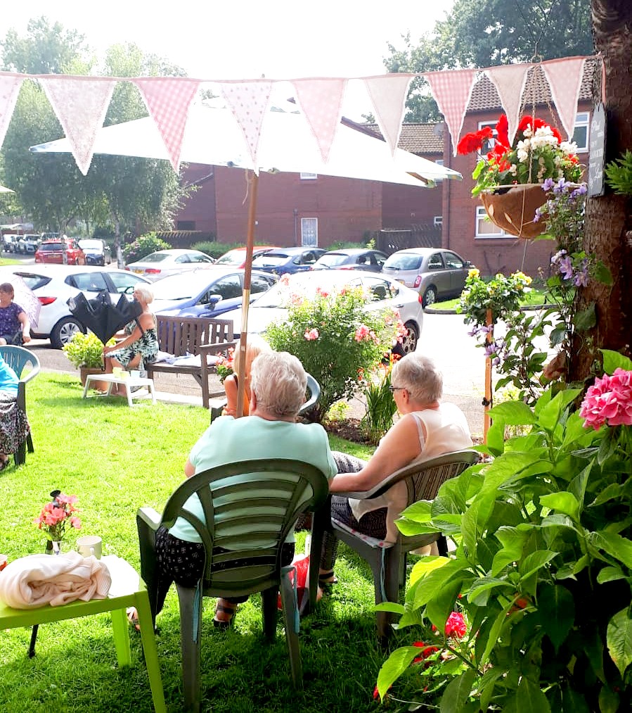 WHAorguk's tweet photo. 🎶Neighbours, everybody needs good neighbours🎶
We love that our tenants at Lowry Close, Great Sankey, love a get-together!
#NeighboursWeek #Warrington https://t.co/yLbkOsmmop