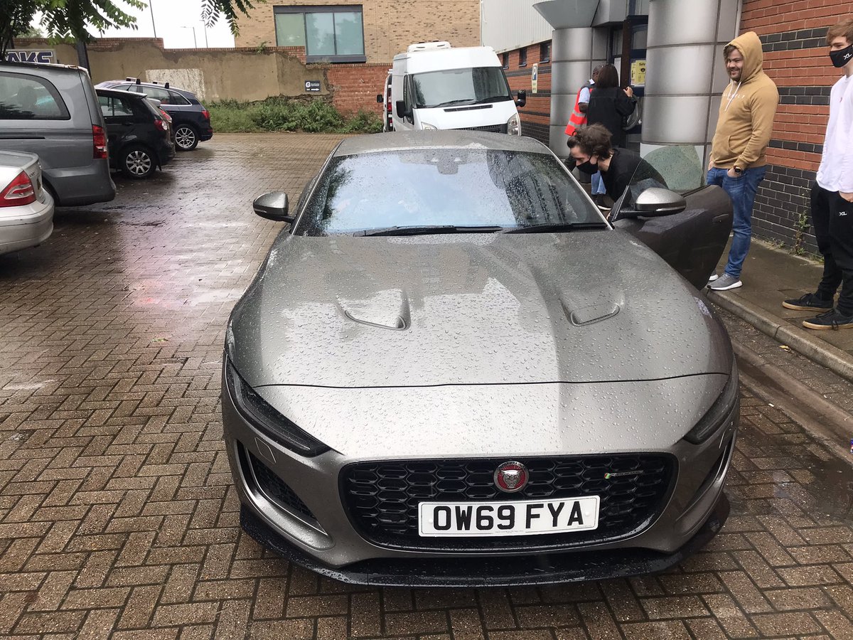 OliverChesses's tweet photo. @Wolfiez in a Jag #cloutfarming https://t.co/VBUwHQfW2i