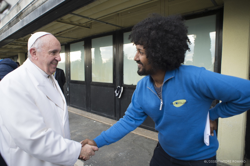 Papa Francesco: “Apriamo il nostro cuore ai rifugiati; facciamo nostre le loro tristezze e le loro gioie; impariamo dalla loro coraggiosa resilienza! E così, tutti insieme, faremo crescere una comunità più umana, una sola grande famiglia”.
ow.ly/tWti50FeDKm