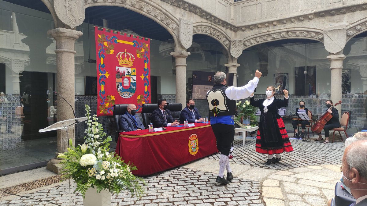 helenacerveto's tweet photo. Antonio López recibe el I Premio de las Artes 'Florencio Galindo' de la @dipuavila. 

"Me resulta triste que me dé el premio él [Florencio Galindo] a mí y no yo a él. Eso no es justo" 

Galindo fue su alumno, pintor de Adanero (Ávila), fallecido a los 69 años en 2016. https://t.co/BOf2MeG339