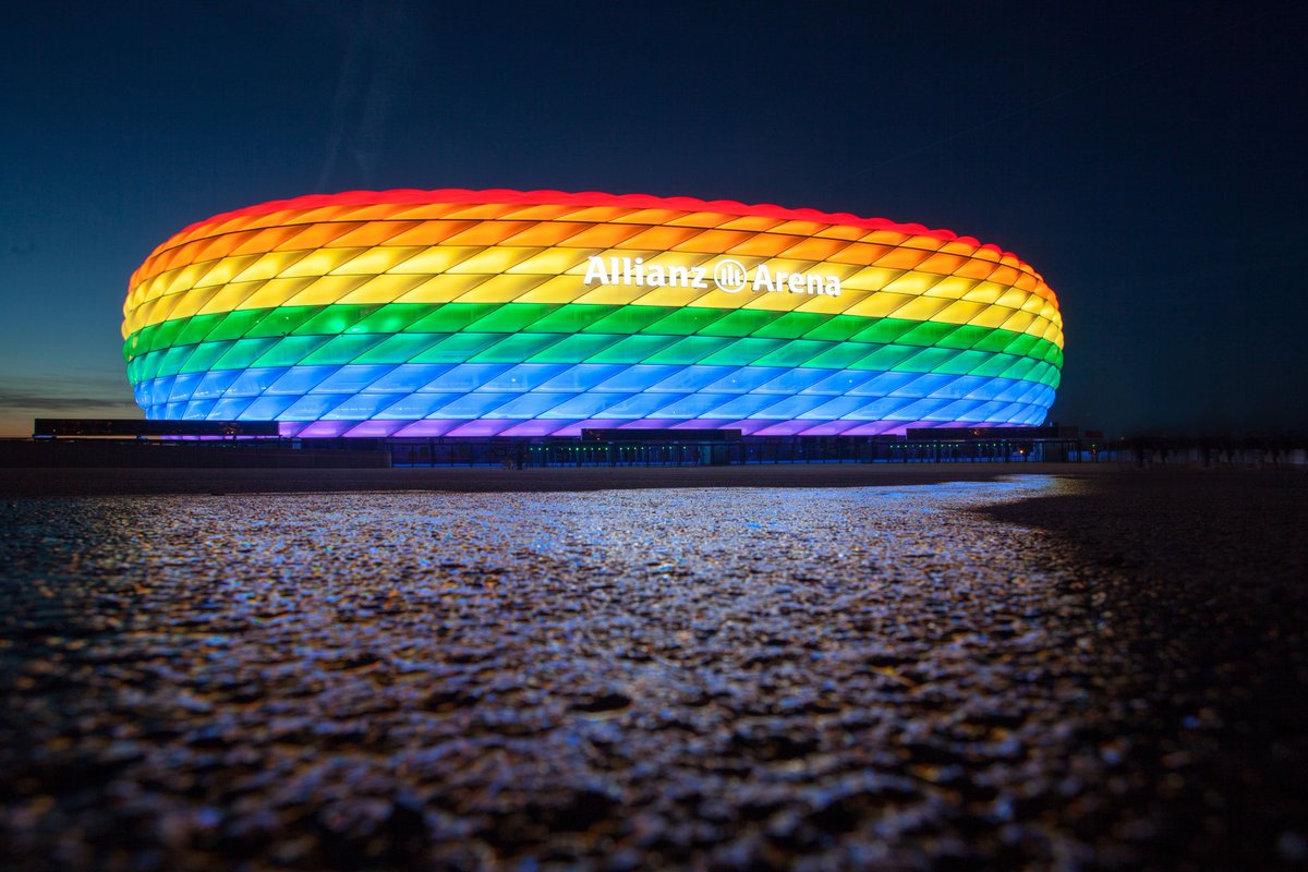 Iperbole_'s tweet photo. A Monaco di Baviera il Comune ha chiesto che lo stadio sia tinto di arcobaleno per la partita tra Germania e Ungheria, questo per testimoniare la vicinanza alle battaglie LGBTQ contro l'oscurantismo fasciosovranista ungherese. 

Italia, prendi appunti. https://t.co/A4bE8UE0oU