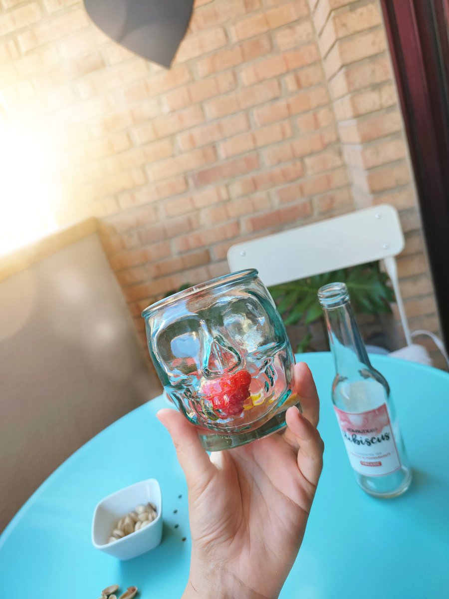 Myreeth's tweet photo. Tantos años teniendo terracita, y no la hemos disfrutado hasta que mis suegros nos regalaron esta mesa y las sillas...¡Ahora apetece tomar un break continuamente aquí fuera y desconectar un ratito!

Hoy tocan pistachos (@pistamed), fresas y kombucha de hibiscus (@kombutxa) 🍓🌿 https://t.co/lxmkjh0lnv