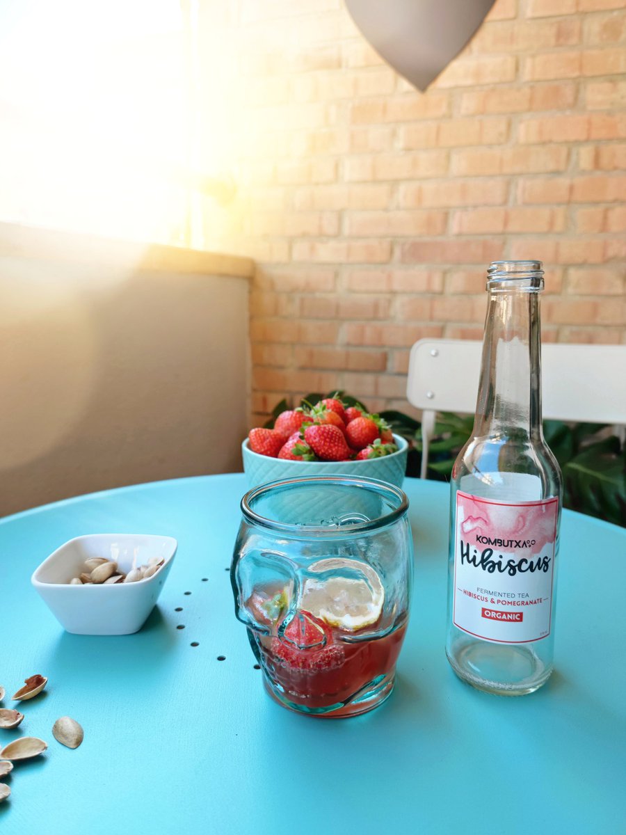 Tantos años teniendo terracita, y no la hemos disfrutado hasta que mis suegros nos regalaron esta mesa y las sillas...¡Ahora apetece tomar un break continuamente aquí fuera y desconectar un ratito!

Hoy tocan pistachos (<a href="/pistamed/">Pistamed</a>), fresas y kombucha de hibiscus (<a href="/kombutxa/">Mūn Ferments</a>) 🍓🌿