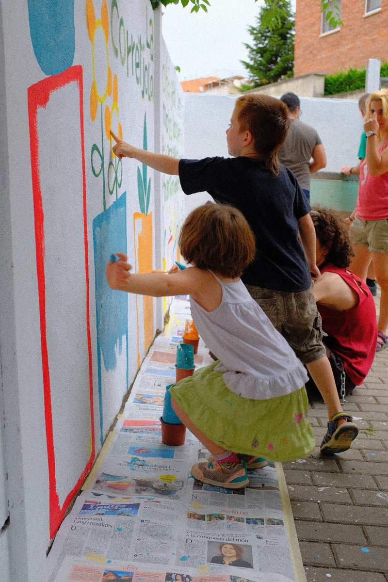 LaCorretjola's tweet photo. Moltes gràcies a totes les que vau venir aquest dissabte a participar a l'aniversari de La Corretjola 🌸

Us deixem algunes imatges de la pintada de mural i taller de ratafia! 

Seguim! 🌱🌾

#LaCorretjola https://t.co/u7dTVPRHxk