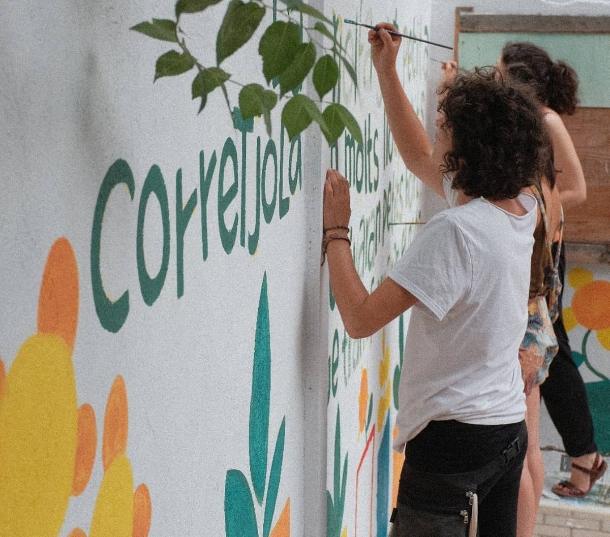 LaCorretjola's tweet photo. Moltes gràcies a totes les que vau venir aquest dissabte a participar a l'aniversari de La Corretjola 🌸

Us deixem algunes imatges de la pintada de mural i taller de ratafia! 

Seguim! 🌱🌾

#LaCorretjola https://t.co/u7dTVPRHxk