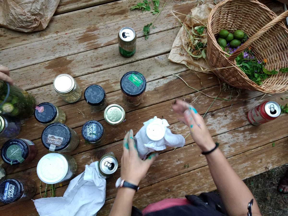 LaCorretjola's tweet photo. Moltes gràcies a totes les que vau venir aquest dissabte a participar a l'aniversari de La Corretjola 🌸

Us deixem algunes imatges de la pintada de mural i taller de ratafia! 

Seguim! 🌱🌾

#LaCorretjola https://t.co/u7dTVPRHxk