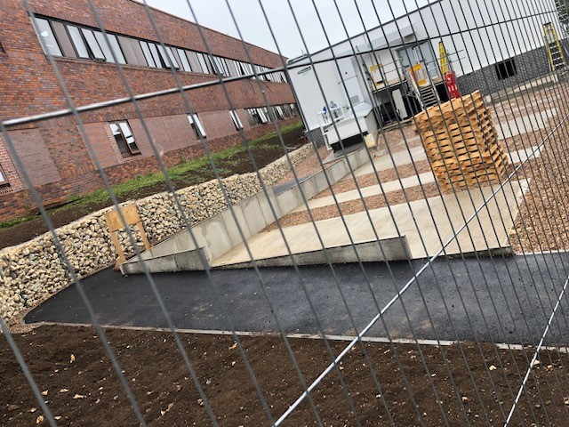Quadrant_'s tweet photo. We were on site at the end of last week to review the construction of the new link for the modular building at Lincoln County Hospital. Masonry works are now complete together with ground works to the rear of the building #newbuild #quantitysurveying https://t.co/qLJyFsVp6T
