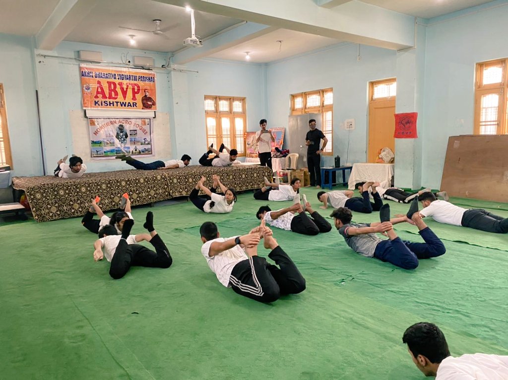 AbvpKishtwar's tweet photo. Abvp Kishtwar organise Yoga Session on International Yoga Day in Kishtwar City.

@ivijaypratap
@nidhitripathi92 
@abvpjk 
@ABVPVoice 
@MukeshManhas10 
@anoopprime1 https://t.co/PnIJ5tLIv1