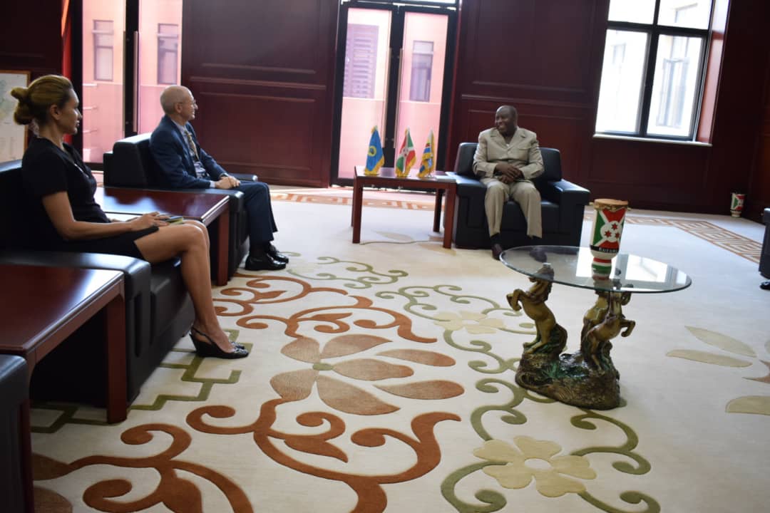 RTNBurundi's tweet photo. L'ambassadeur délégué de l'@UEauBurundi @ClaudeBochuEU annonce la décision des groupes de travail de l'UE de révoquer la mesure qui suspendait l'aide financière de l'@UEauBurundi aux pouvoirs publics burundais. C'était au cours d'une audience lui accordée par le Chef de l'Etat https://t.co/eYvTABDWxU