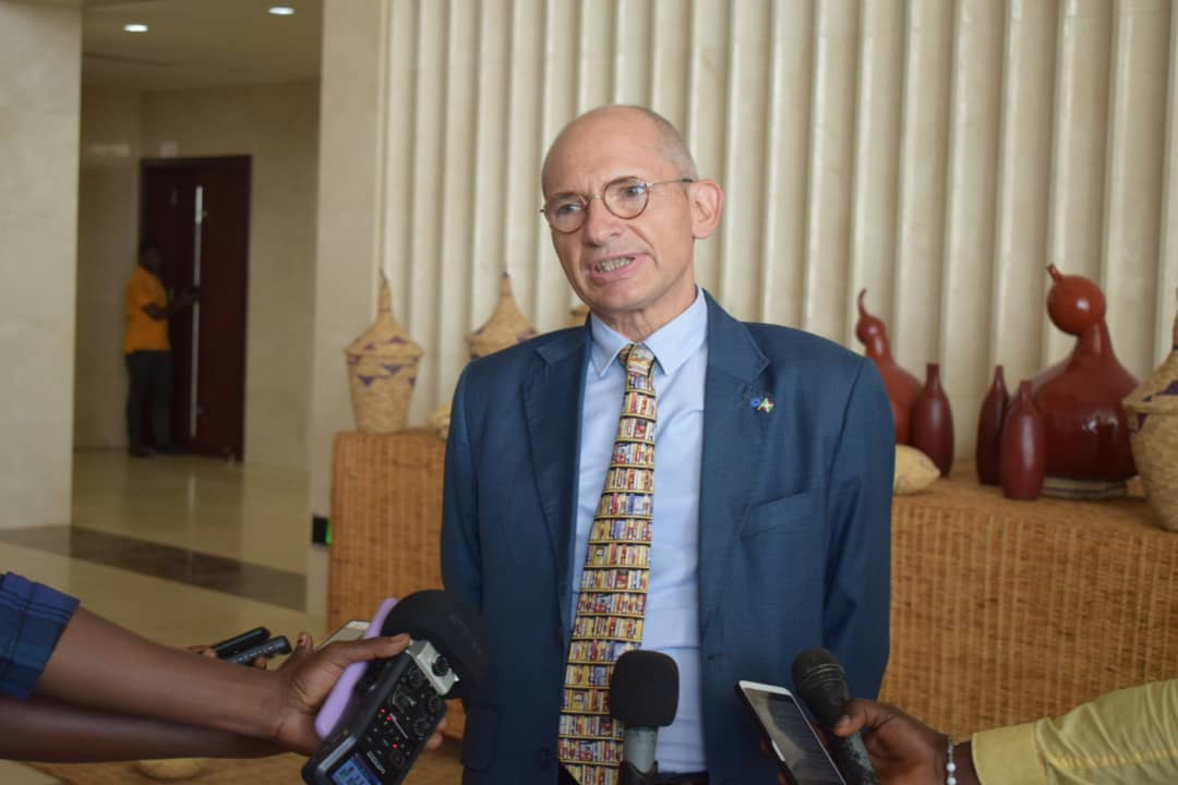 RTNBurundi's tweet photo. L'ambassadeur délégué de l'@UEauBurundi @ClaudeBochuEU annonce la décision des groupes de travail de l'UE de révoquer la mesure qui suspendait l'aide financière de l'@UEauBurundi aux pouvoirs publics burundais. C'était au cours d'une audience lui accordée par le Chef de l'Etat https://t.co/eYvTABDWxU