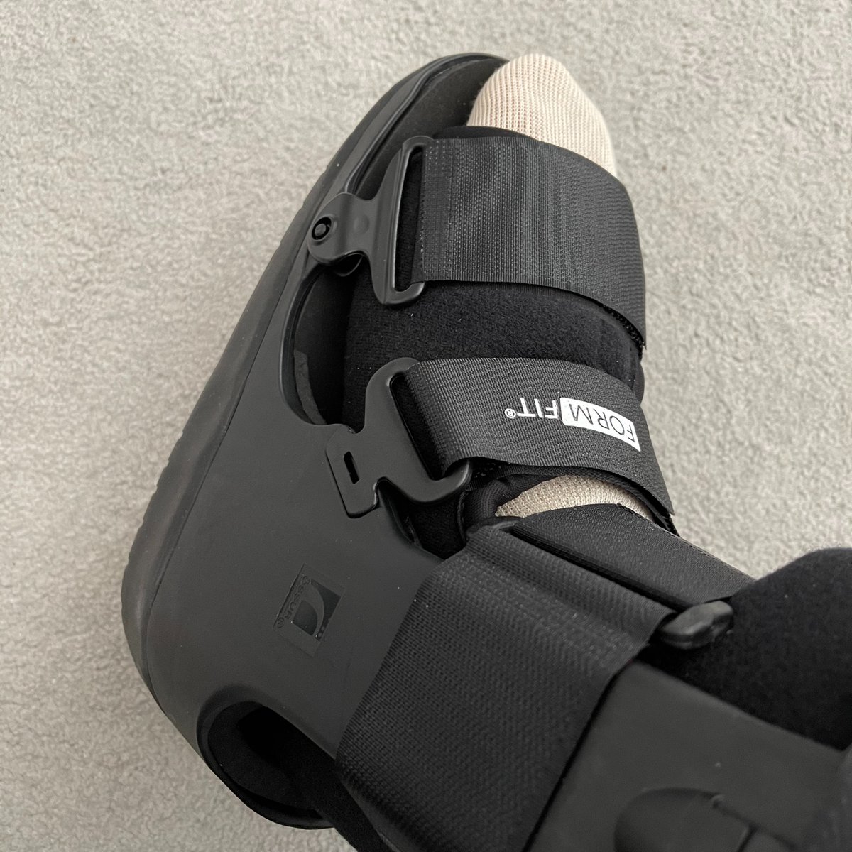 pashl3y_'s tweet photo. Traded in the pink cast for a stylish new moon boot. 🙂 Ankle still looks like it belongs to a zombie, but after 6 weeks I  can finally scratch that irritating itch. #bionicankle #moonboot #trendy #hardworkstartsnow #recovering https://t.co/cDu6b5WFhs