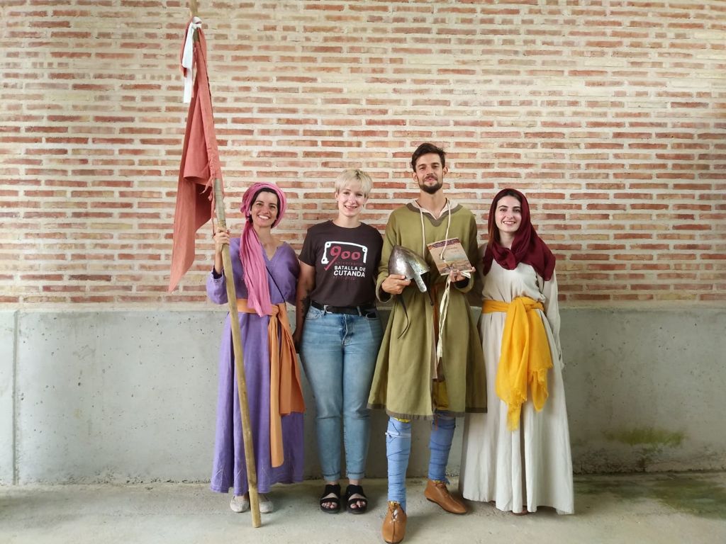 12DoceRobles's tweet photo. Ayer vivimos una jornada maravillosa en la localidad de #Cutanda. Un pueblo volcado en difundir su #Historia para que no caiga en el olvido. 
Eloy Morera, durante la presentación de su novela "Cutanda" animó a sus vecinos a "seguir batallando".
#Aragón #Teruel #batalladecutanda https://t.co/lokj0kntR3