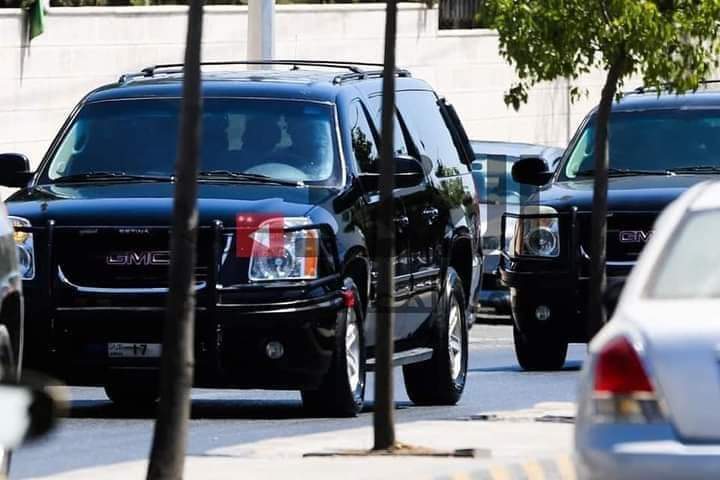 السيارات التي اقتادت باسم عوض الله لمحكمة امن الدوله وكأنها موكب مسؤول ولو كنت انا كان الان بزنزانه فوق بعضنا ، الغريب ان محاضر التحقيق تم نشرها وكانت علنيه فكيف تكون الجلسه سريه ام تخافون على مشاعر عوض الله