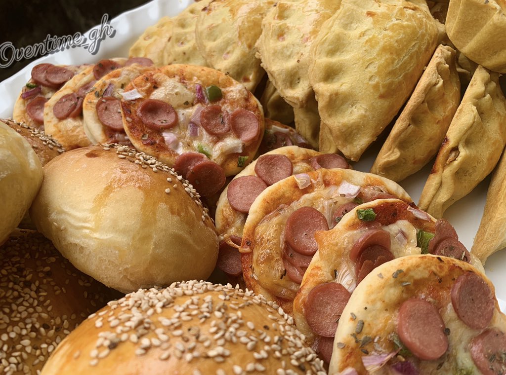 OventimeG's tweet photo. Freshly baked burger buns 💯Mini pizza,pies, mini quiche🎉. 

@OventimeG 🤩
.
#pastries #burgerbuns #miniquiche #pies #minipizza #oventimeG https://t.co/JQpbs4RIRE