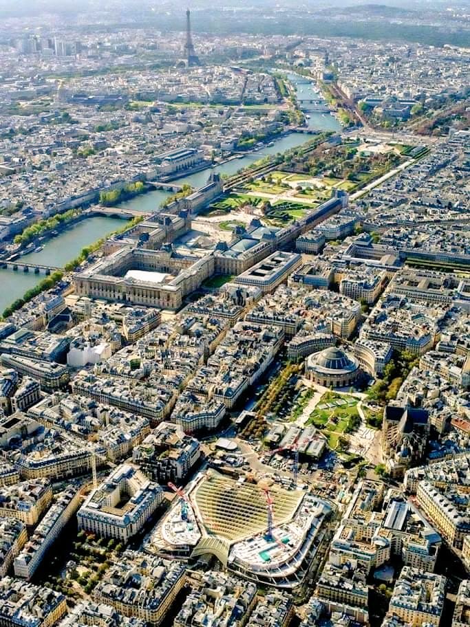 parisvisites's tweet photo. Incroyable panorama... de haut : la canopée des Halles, la fondation Pinault (ex-halle aux blés), le #Louvre et les Tuileries, la Seine, la Dame de Fer ! #parisjetaime #photo #tourisme #travel #LundiMotivation #MondayMotivaton #tourism #jevisiteParis #MondayMotivation https://t.co/2VZXmHQDWl