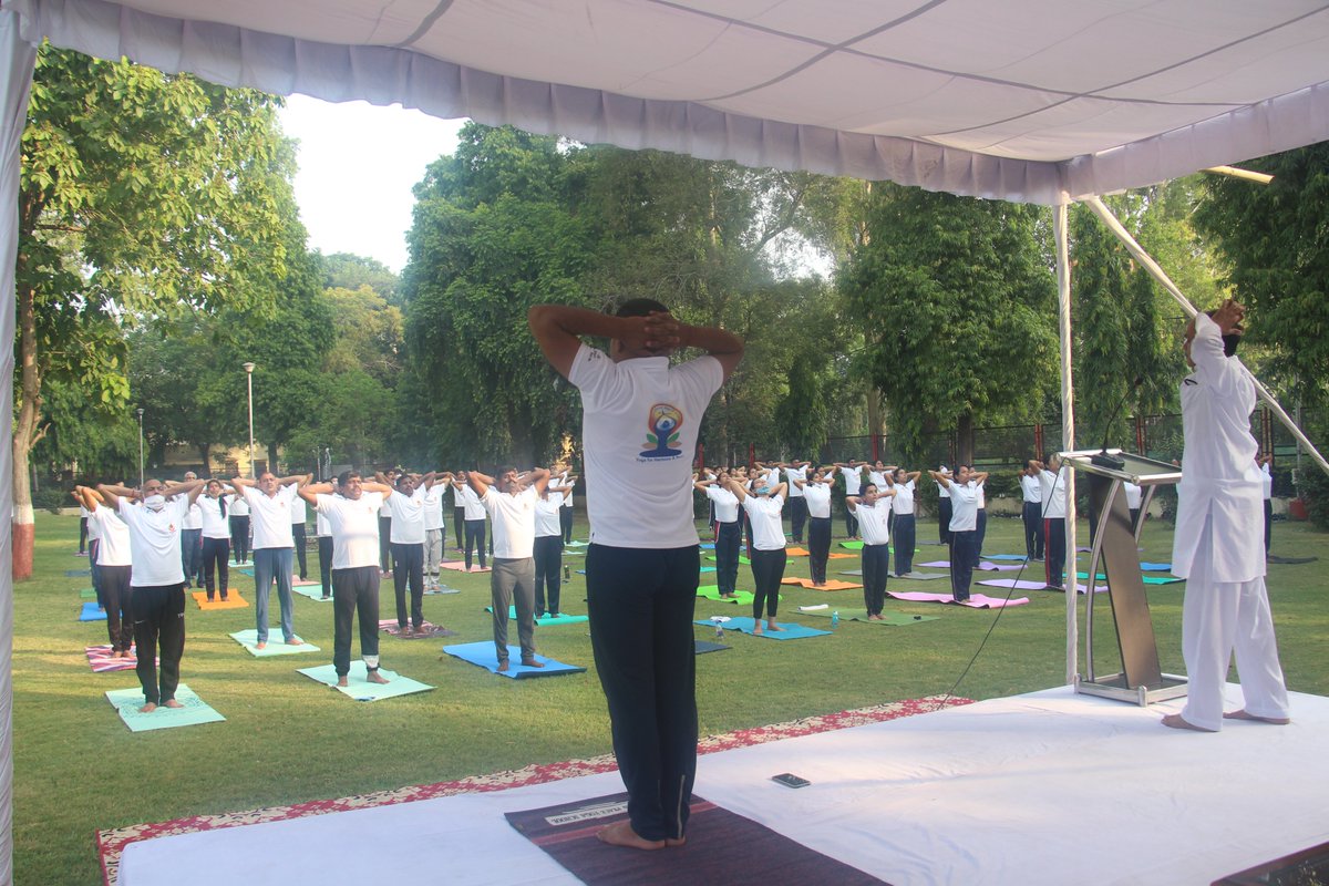 DcpBn's tweet photo. An awareness campaign towards healthy body and mind was started by DCP/1st Bn. as yoga week in association with yog guru Rajesh Kr. Mishra in C/W #InternationalDayOfYoga
#966 police personnel and their families were benefitted
@CPDelhi @DelhiPolice @DAPBn @moayush @Yoga_Journal https://t.co/MkYo0oehfH