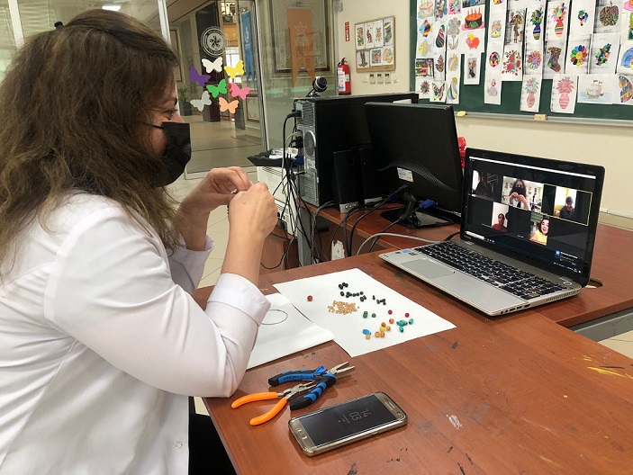 dhakurumsal's tweet photo. Boncuk dizerek engelliler rehabilite oluyor, anneleri para kazanıyor
https://t.co/4E8LhBIcGt
#engelli #rehabilite #anne #Para 
@BagcilarBld @dhainternet @LokmanCagirici https://t.co/8pLs3Ork2b