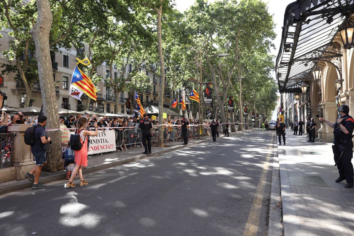 ⬛️⬜️ Crowds of #Catalan pro-indy activists are gathering in front of the #Liceu theatre in #Barcelona's Rambles, where #Spanish PM <a href="/sanchezcastejon/">Pedro Sánchez</a> will attempt to "sell" pardons for 9 #Catalan civic &amp; political leaders to 300 reps of #Spanish nationalism.

#StandUpForCatalonia