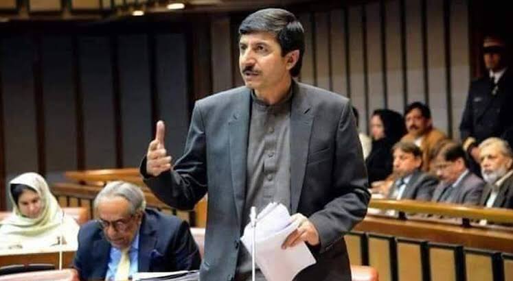 TadinKhan's tweet photo. شهید عثمان کاکړ د بې وسو پښتنو د حق ګټلو رښتينی ږغ و، هغه په زغرده د خپل قام د زړه خبرې د واکدارو په مخ کې کولې، په هر حالت کې یې د پښتنو درد و غم ته ځان رساوه او د ولس خواخوږي یې کوله، پښتنو يو بل د سر سړی وبايله، د داسې خلکو تشته ډکول ډيره سخته وي
الله ج دې يې جنتونه نصیب کړي! https://t.co/fA5w5bInAP