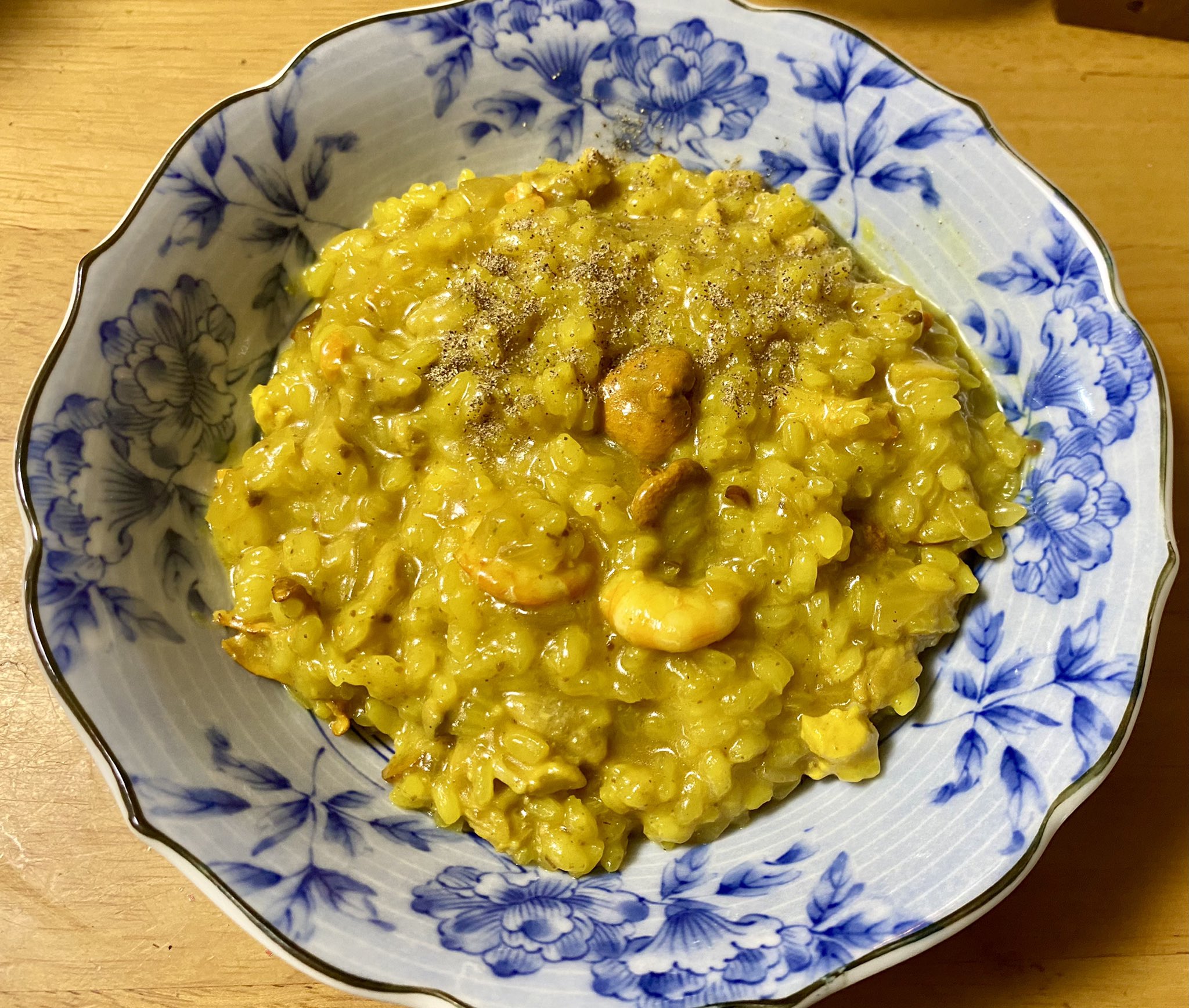 へそ ダイダイイグチとアンズタケのカレー風リゾット 凄い色でしょ こう見えてもカレー粉もサフランもターメリックも入ってなくてダイダイイグチの色素のみでこうなります 味こそ薄いキノコだけど歯応えは良いので色を活かした料理におすすめ 炊飯器に