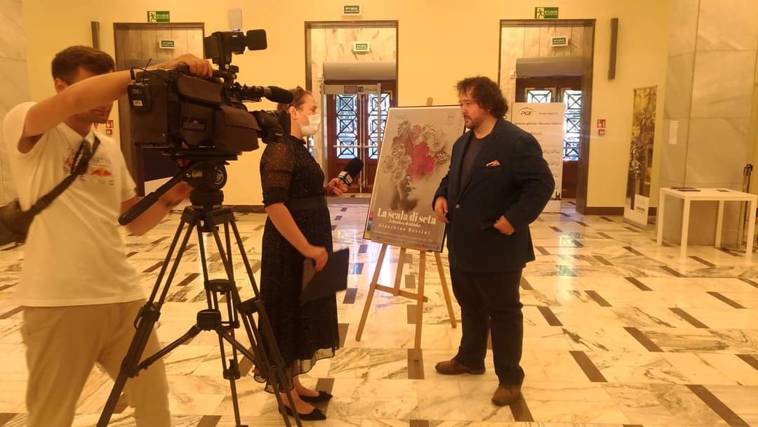 JMPerezSierra's tweet photo. José Miguel Pérez-Sierra's interviews with the press yesterday after the final dress rehearsal of "La scala di seta" with the @FilharmoniaK
Today, at 7.30 pm, the premiere!
📷 © Filharmonia Krakowska
---
#lascaladiseta #rossini https://t.co/4hQH371orw