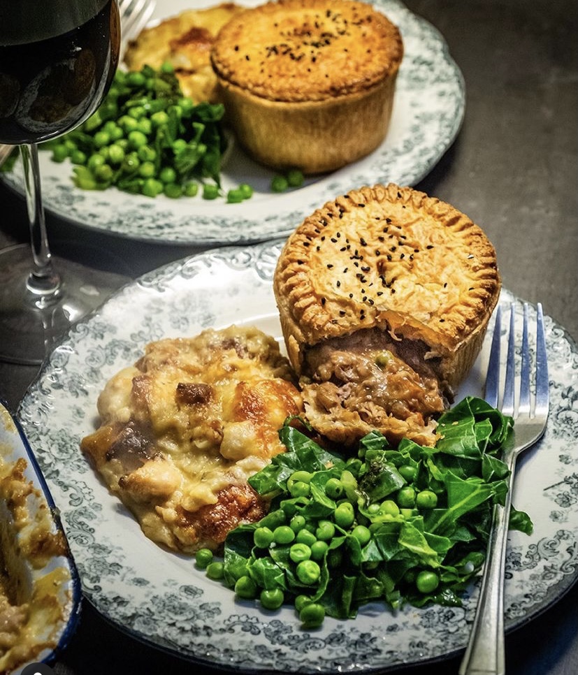 MYPIE_LDN's tweet image. Oh it is definitely a pie kinda day. Lunch or dinner, I’m not fussy.

#pieandmash #pieweather #rainydays #whatsummer #alwaystimeforpie #steakandale #chickenchorizo #veggiepie #veganpie #lowglutenpie 📷 @jasonbuckner