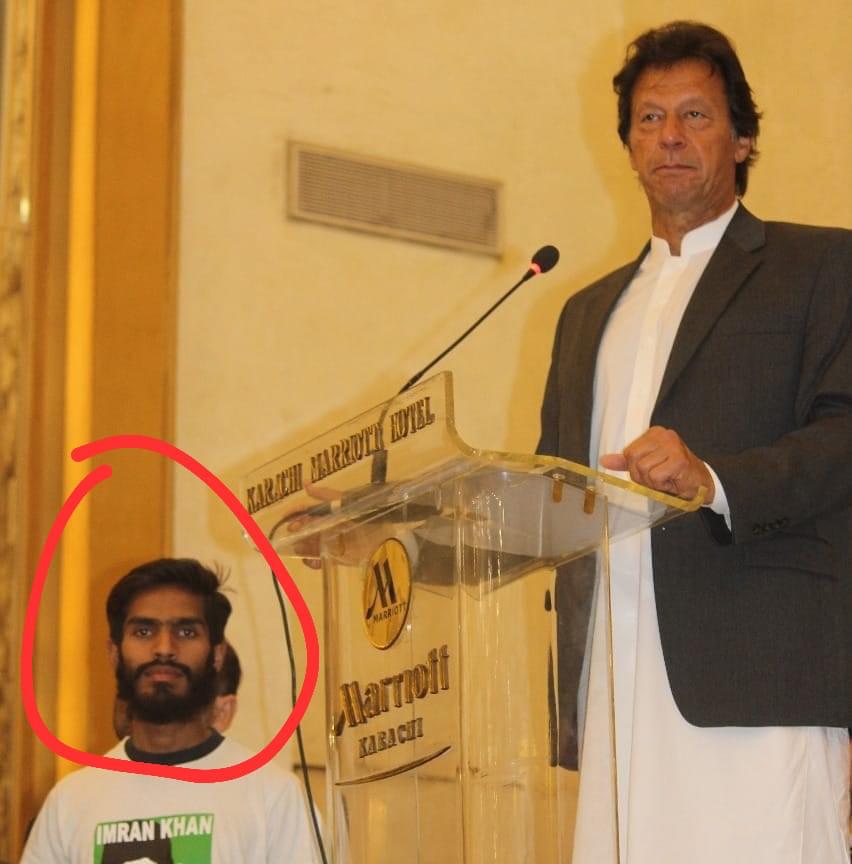 MalikAziim's tweet photo. کراچی: بچوں سے زیادتی اور فحش ویڈیو بنا کر بلیک ملینگ کا انکشاف.
پی ٹی آئی  کورنگی کے ذمہ دار کو پکڑ کر علاقہ مکینوں نے درگت بنا دی. 
دی گئی تصویرت میں یہ دیکھا جا سکتا ہے کے عبدللہ سیال خان صاحب کا بہت خاص ورکر ہے... 
 #youthies #PTI #ImranKhanOfficial #khansaab #PrimeMinister https://t.co/JtaHOvmVDb