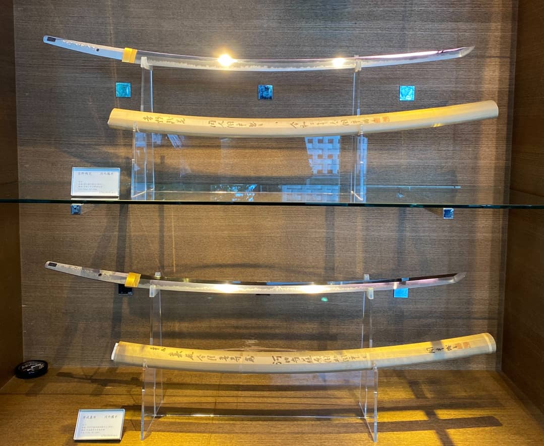 DT_music_'s tweet image. 絶賛展示中のFlying Lotus最新作『Yasuke』展では〈studio仕組〉ご協力のもと、『#YASUKE』の時代をイメージした、刀匠 河内國平氏の太刀「吉野残花」「平成嘉辰」を展示・販売しています。この迫力を店頭で体感してみてください！#Netflix #yasuke #flyinglotus  #代官山蔦屋書店音楽フロア