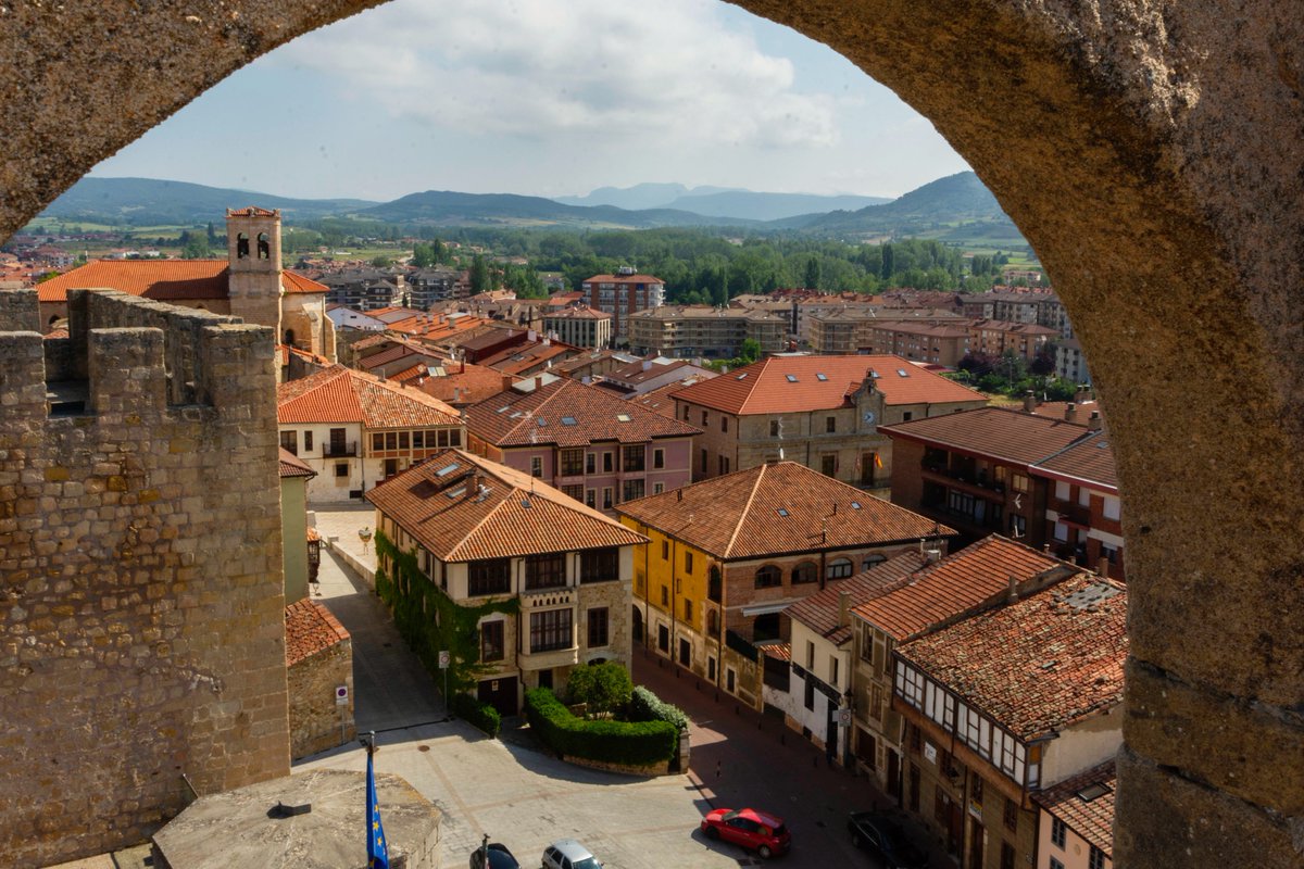#Verano #MedinadePomar

¡Buenos días! Comenzamos la semana de los días más largos y las noches más cortas ☀️ 

El sol hoy llega a su punto más alto sobre nuestras cabezas y por ello hemos querido dar la bienvenida al verano desde uno de los puntos más altos de la ciudad 📸