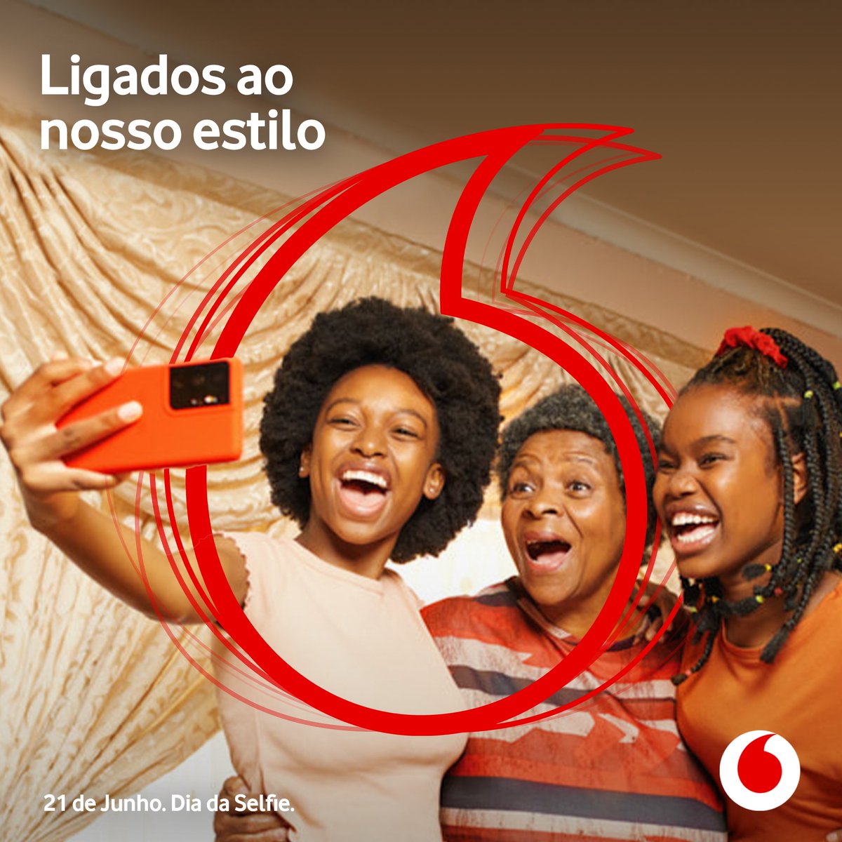 VodacomMz's tweet photo. Participa do #PassatempoDiaDaSelfie⁣ e habilita-te a ganhar uma recarga de #500MT . Só tens de:

1. Deixar um LIKE;⁣

2. Tirar uma selfie com um elemento que representa a marca Vodacom(Outdoor, boné, cantil, etc) e partilha no teu perfil com o #LigadosAoNossoEstilo https://t.co/xSLREsBxeD