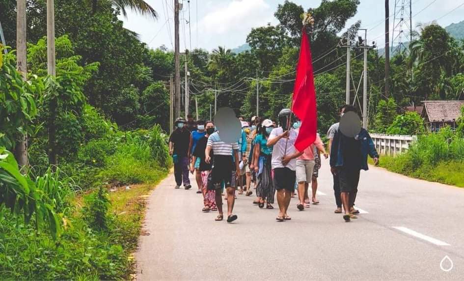 kzl_bjyxszd's tweet photo. The strike in #LaungLone Township staged a protest against the military dictatorship on the afternoon of June 21.

#WhatsHappeningInMyanmar 
#June21Coup 
#CrimesAgainstHumanity https://t.co/95lNMXGjWh