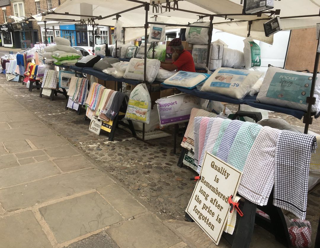 🤔Do you want to know more about our traders?

#Thirsk Town council is posting trader profiles every Monday on Facebook. 

🌟Today the spotlight is on Hanif's bedding and towels stall.  Hanif has been a regular on Thirsk market for many years. ➡️tinyurl.com/cu2wande