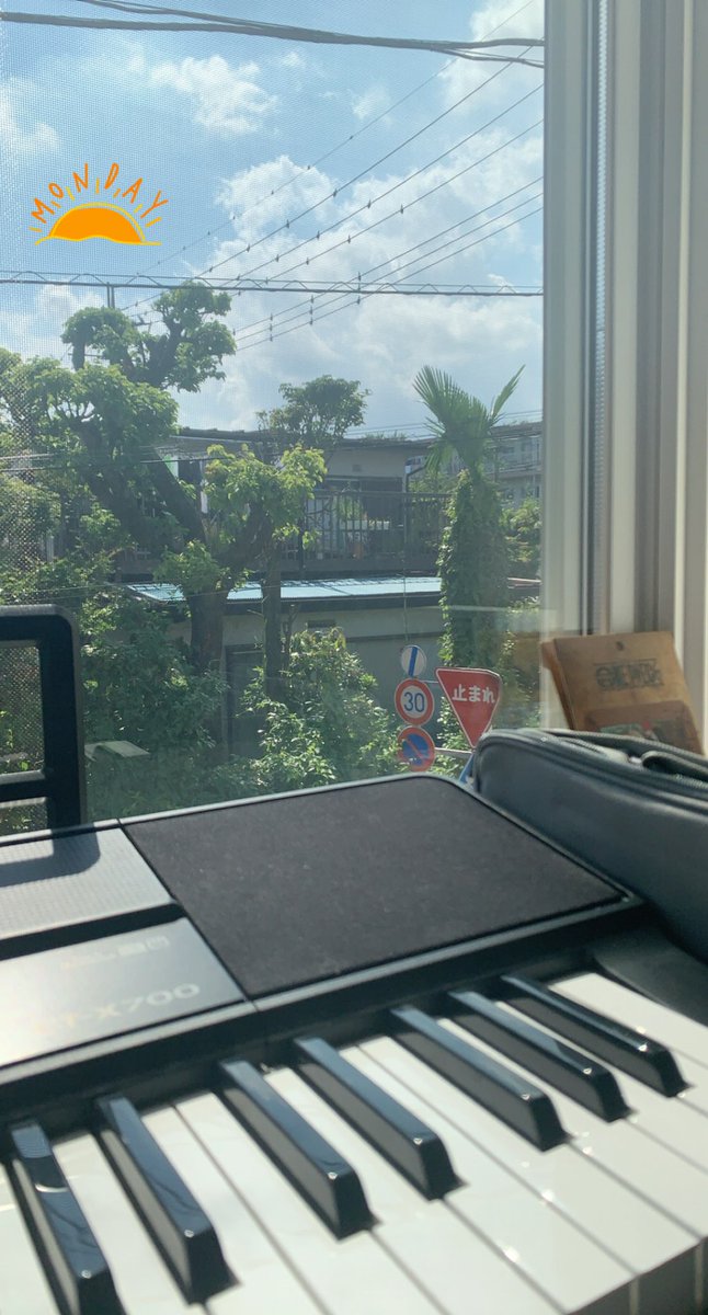 _iikhalifa's tweet photo. 🎹☁️🌅 https://t.co/nwkjRFDmUo