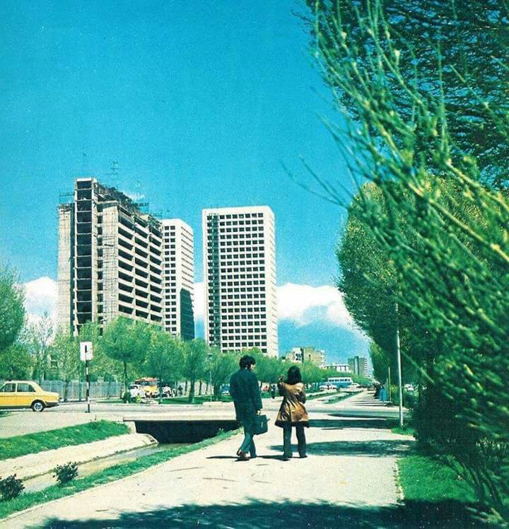 تهران، #بولوار_الیزابت (#کشاورز) با دورنمایی از برج‌های سامان و کاخ کشاورزی.

معمار این سه بنا #عبدالعزیز_فرمانفرمائیان است.