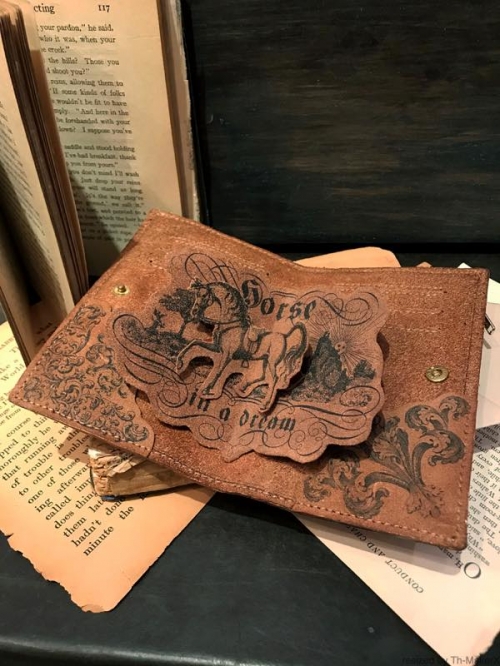 ট ইট র ことり隊長 Oneiromancy 夢占い をテーマにした 飛び出す絵本のような二つ折り財布 Yoda Hidemi Popup Book Wallet Horse 馬 白い馬の夢は幸運の象徴 特に恋愛 出会いにおいての展開があることを意味しています 積極的に外に出ると