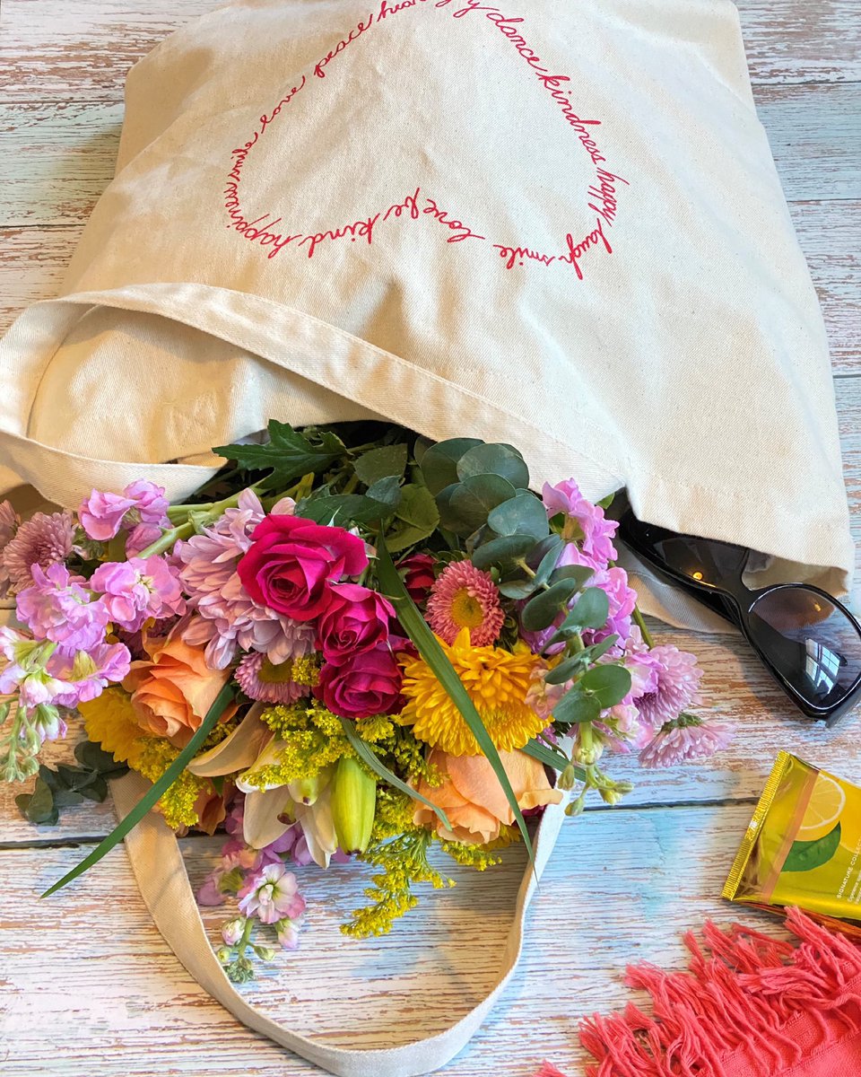 designrschoice's tweet photo. Oh hey there, Summer 😎 
No better way to celebrate the start of #summer than with the Summer Love #bouquet https://t.co/aMKRUkCi8f