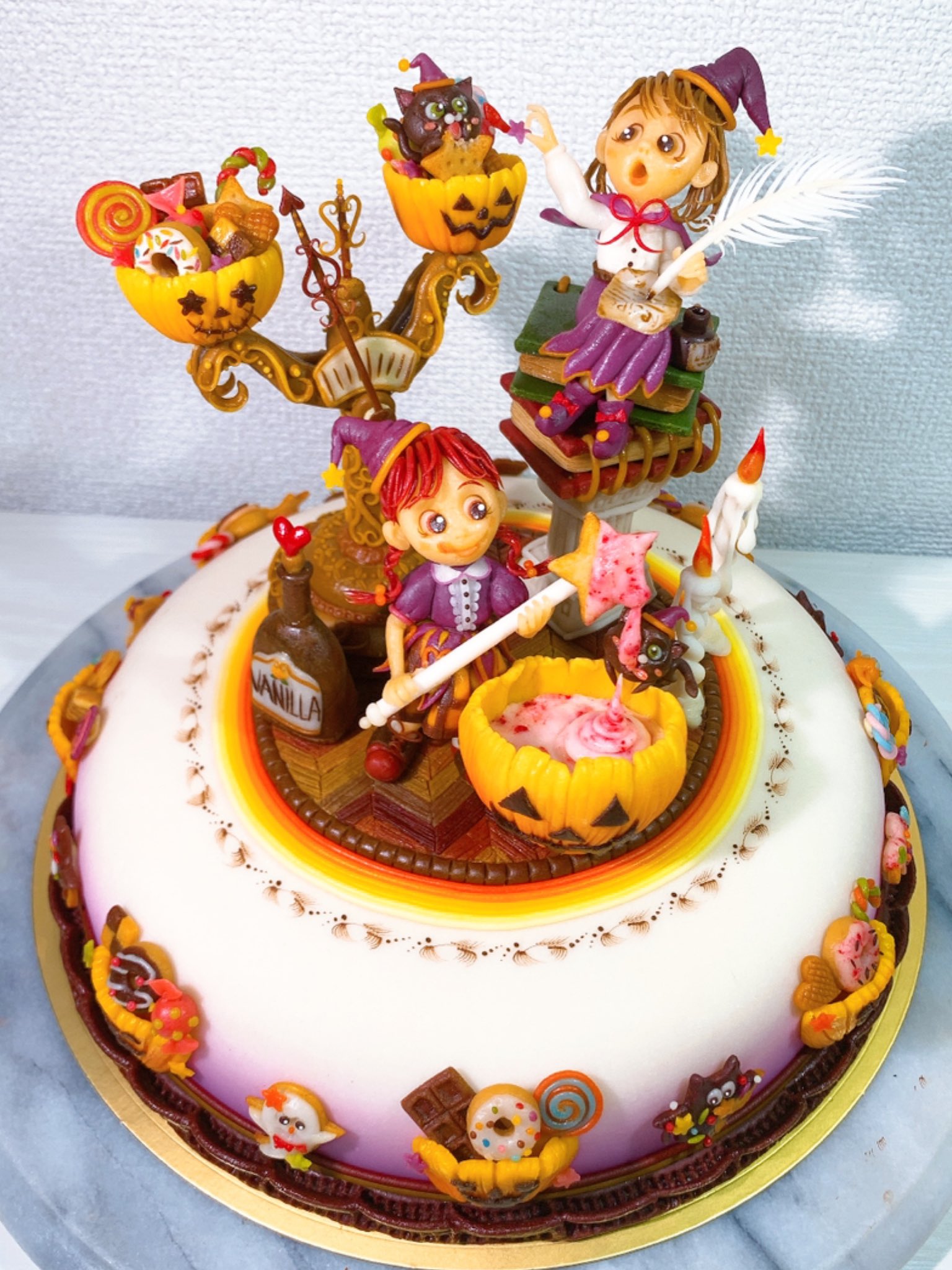 Marzipan Ryusei Patisserie Piaget 作品名 Halloween Sweets 作っちゃうゾ 西日本洋菓子コンクール マジパン部門で2位を受賞しました ハロウィンのお菓子を作る女の子と天秤にお菓子を入れて計量する女の子 盗み食いする猫ちゃんの 世界観に