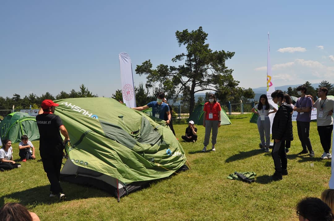 4_kultur's tweet photo. Temel Dağcılık ve Çadır kurma eğitimimiz.🙋‍♂️🏕
#4dağ4kültür https://t.co/V6o6l74x2S