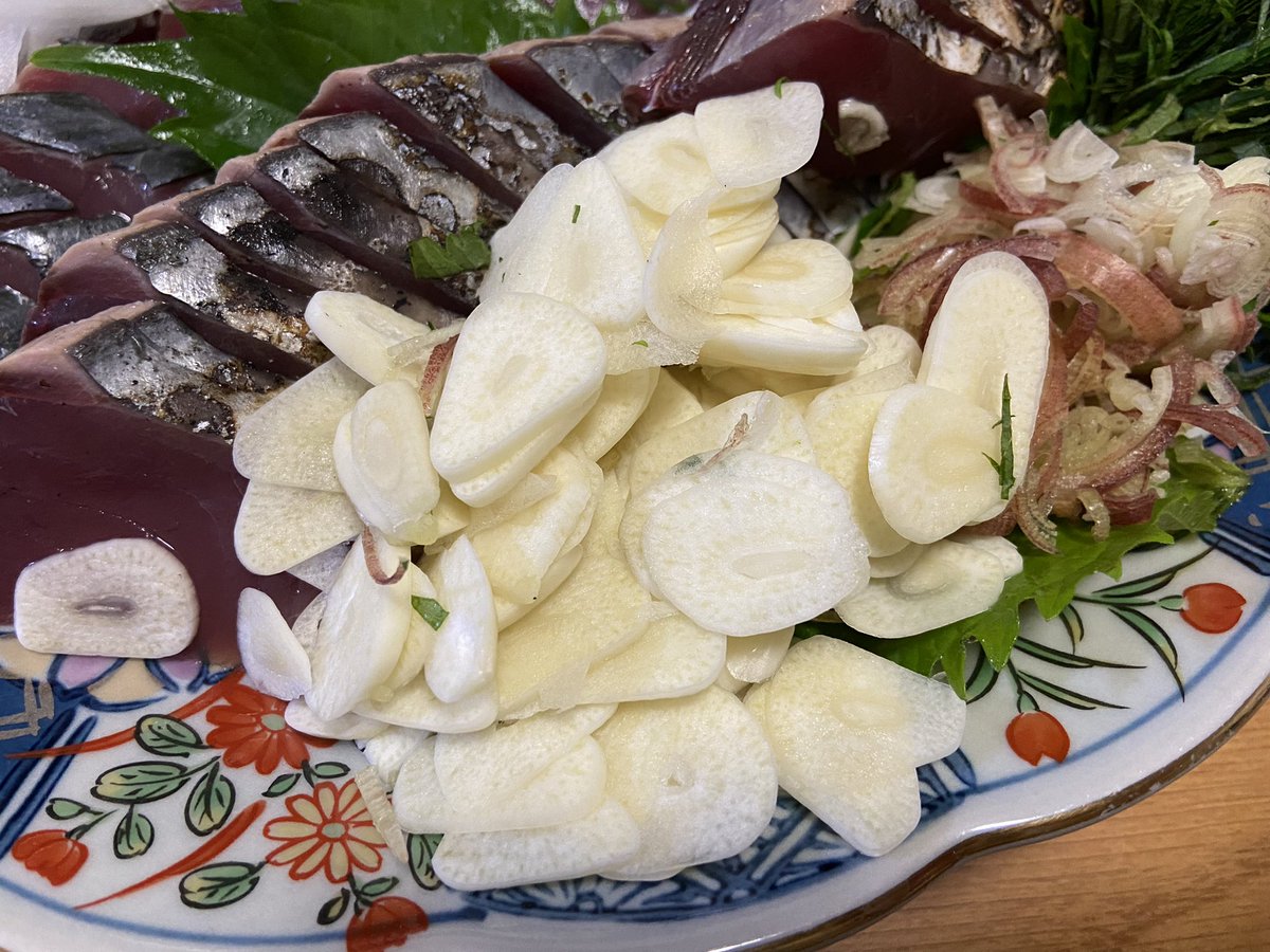 マダラさん ニンニクの刺身の薬味にカツオを添えたものでビールとカツオのキムチ和えでライス うまい 夏が来た マダラさん ニンニクの刺身の薬味にカツオを添えたものでビールとカツオのキムチ和えでライス うまい 夏が来た
